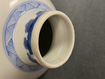 Twee Chinese blauw-witte vazen, Kangxi
